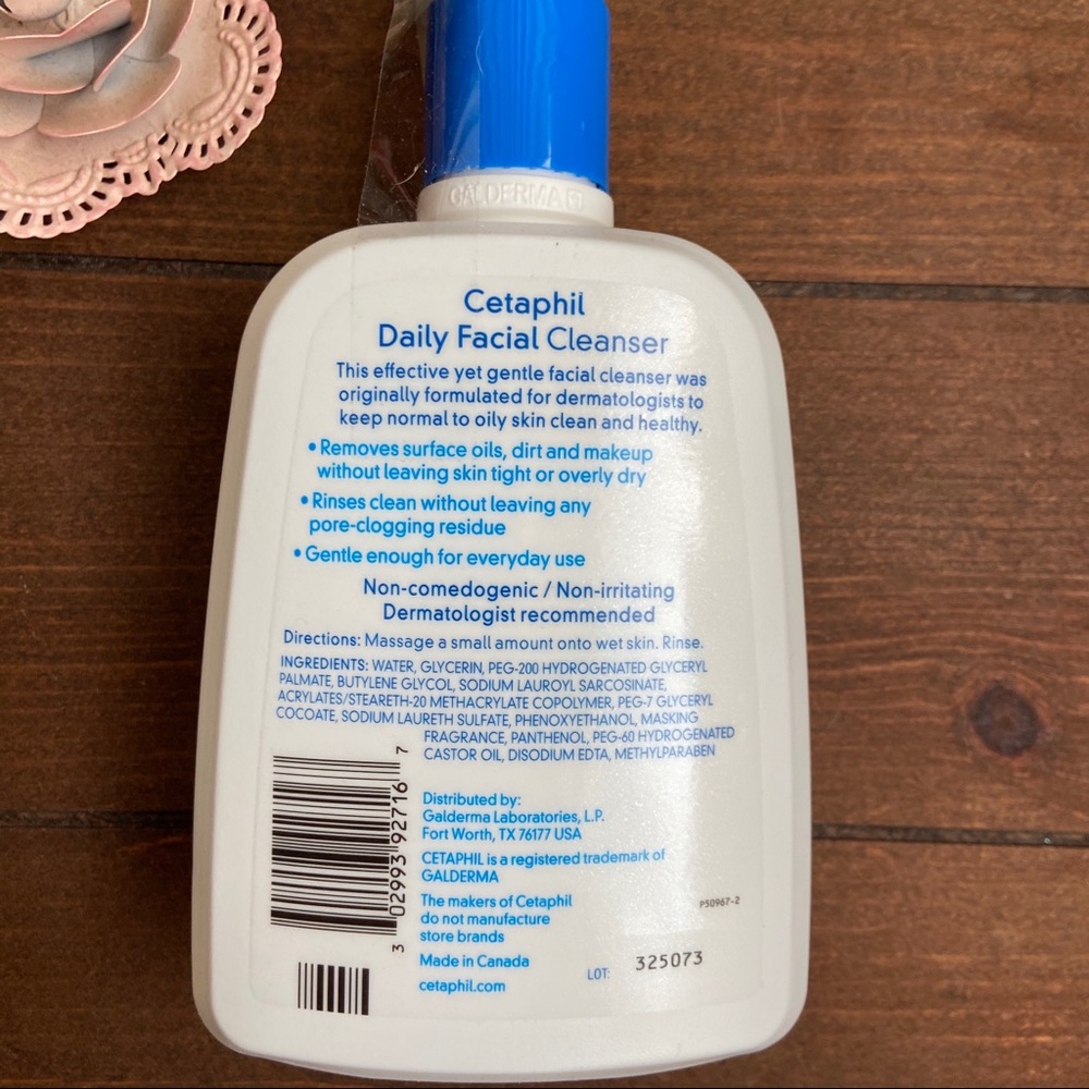 Cetaphil 16 fl oz Daily Facial Cleanser NWT - Picture 2 of 2